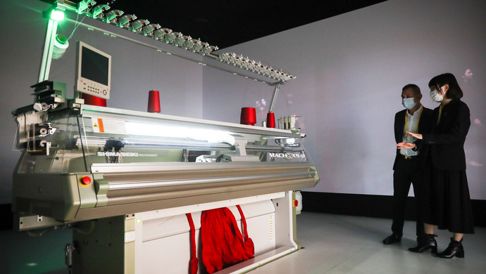 【进博好物】3d全成型无缝针织机平均1个半小时织成1件