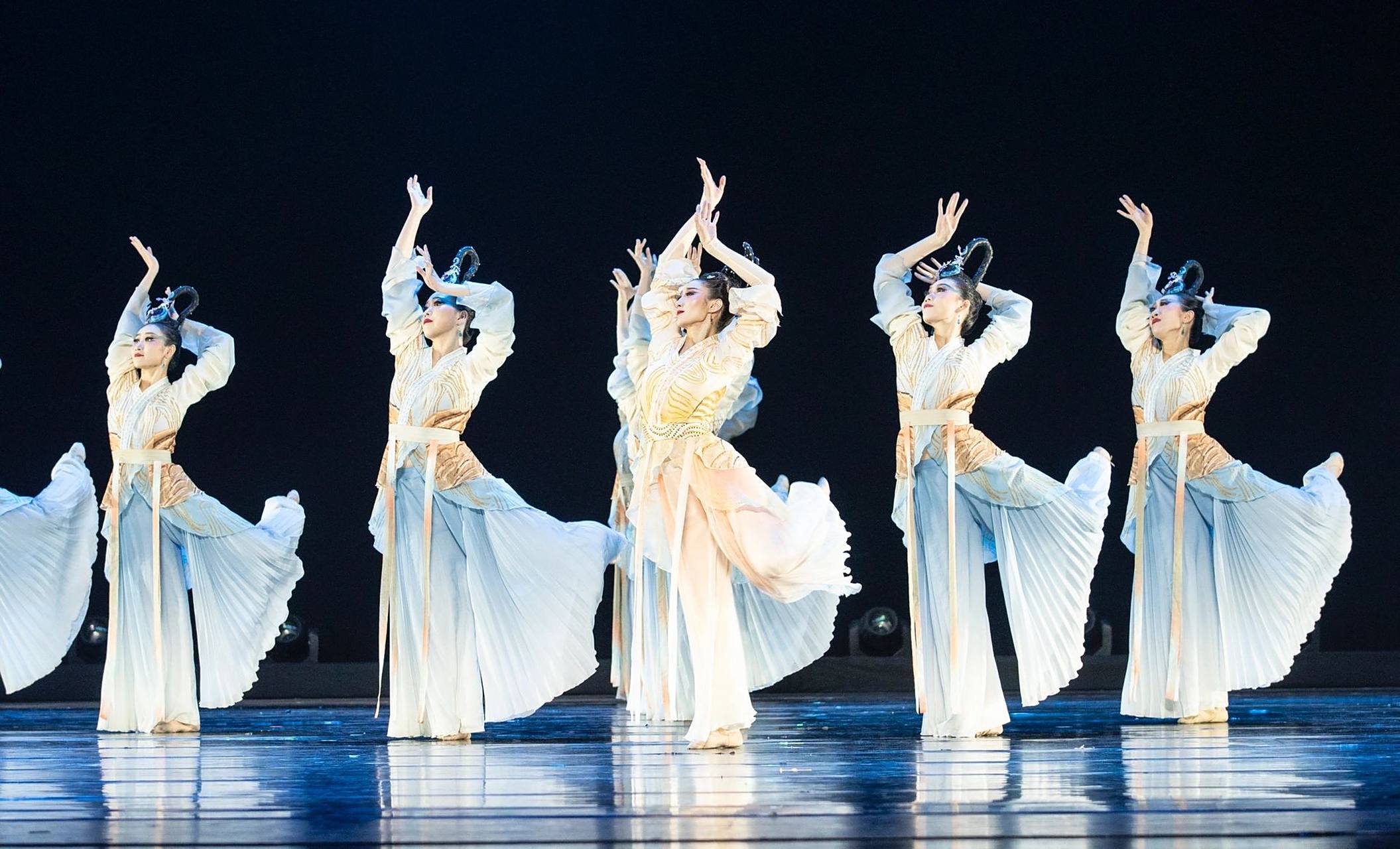 第十四届全国舞蹈展演 蓝蓝的天空 白白的云朵 作品《洛神》 顺利完成