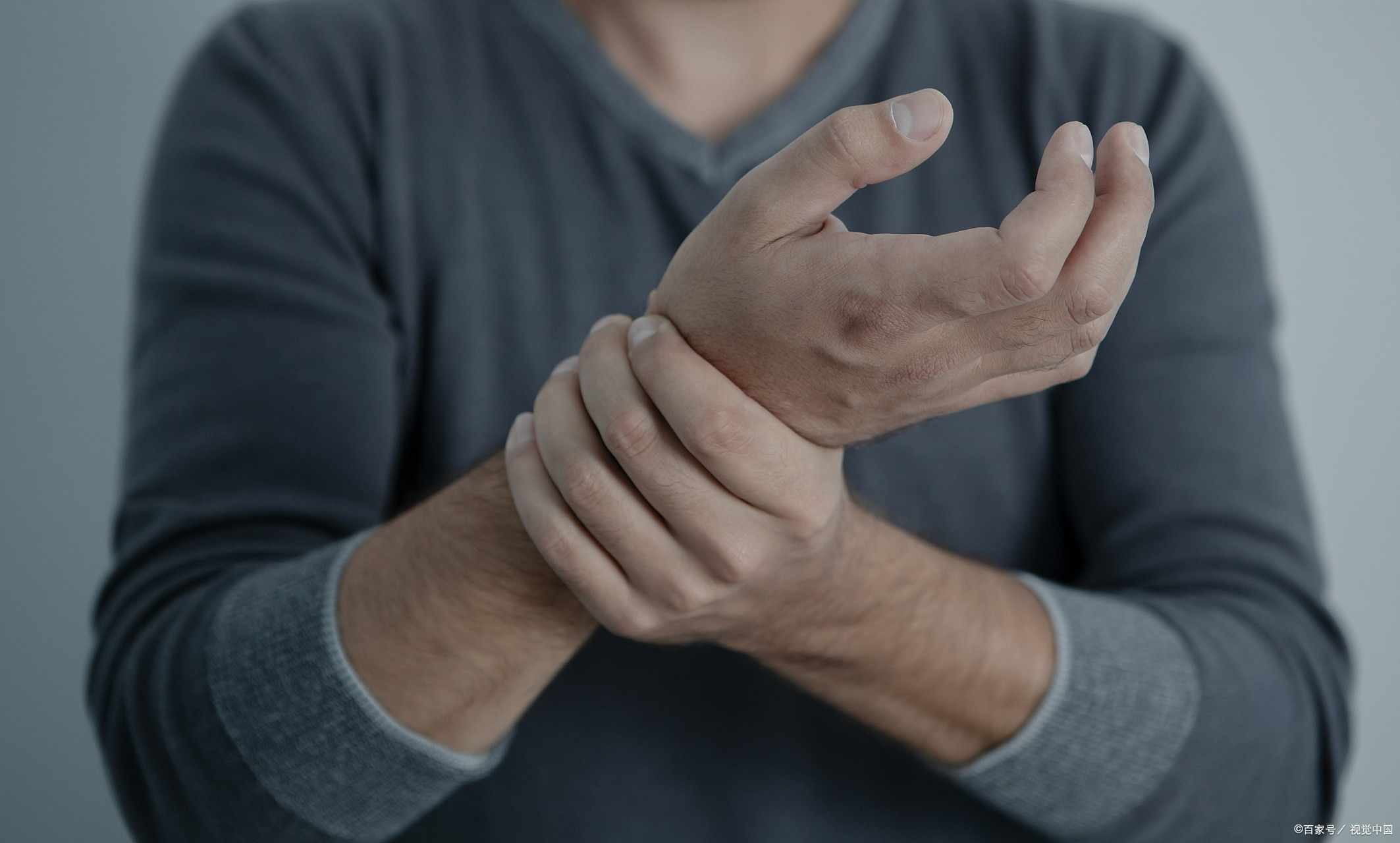 病症主要包括手抖,僵硬以及步履不稳,严重影响患者的生活质量.