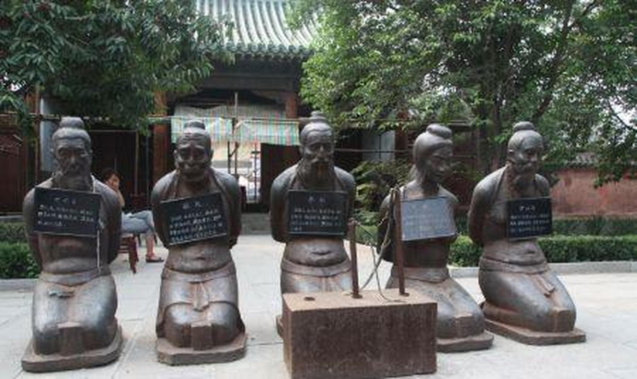 探访岳飞墓地现状,墓前跪像多次被毁,越"跪"越多增至五人