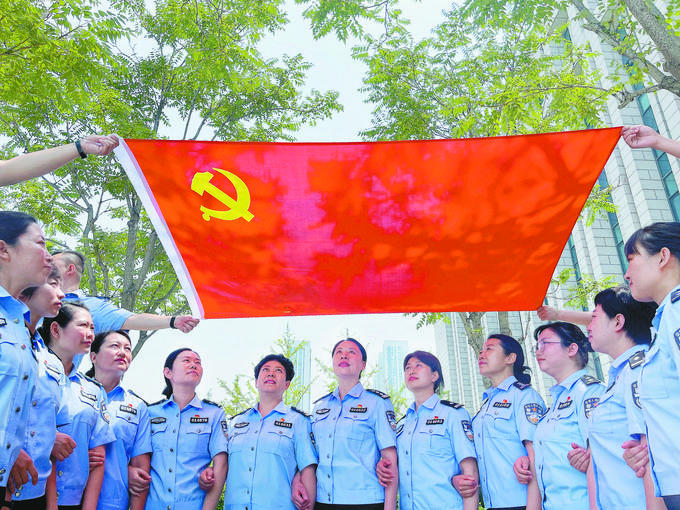 7月1日,山西省太原市公安局民警在党旗下合影,祝福党的百年华诞