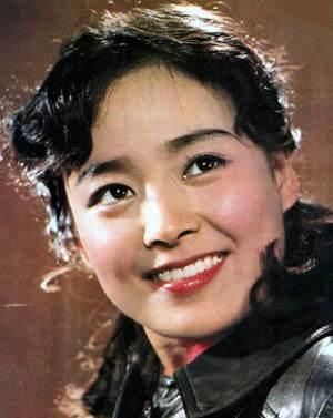 《庐山恋》张瑜:曾是当红影后,为事业弃夫赴美,今63岁无人问津