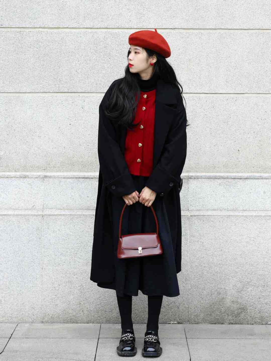 黑红色怎样搭才不落入俗套?试试"内红外黑",就知道有多牛了