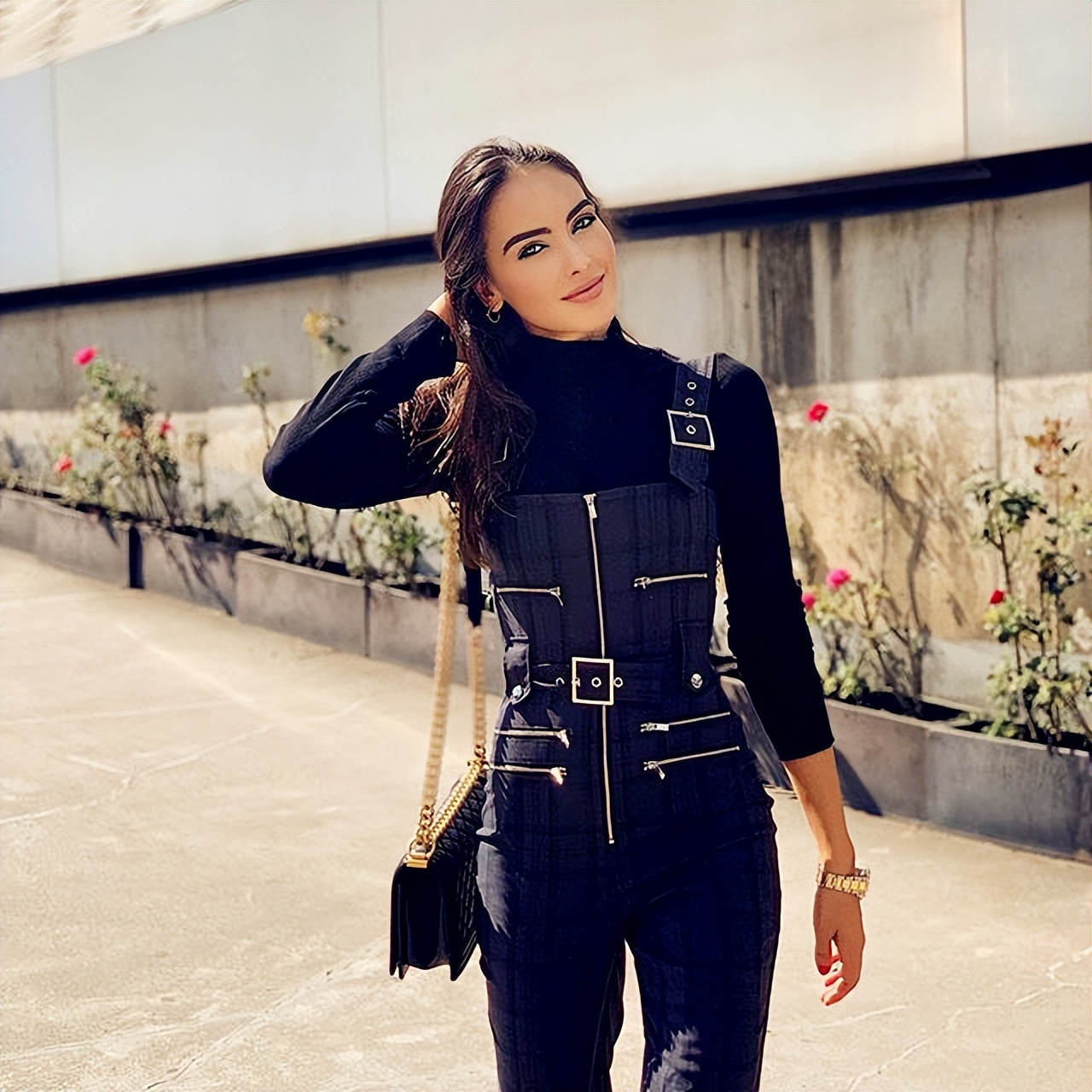 哥伦比亚顶级超模,被称为"拉美绿宝石",穿衣多样成时尚达人