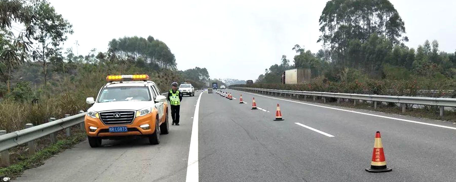 高速公路上的應急車道在左邊還是右邊?應急車道是做什麼用的?