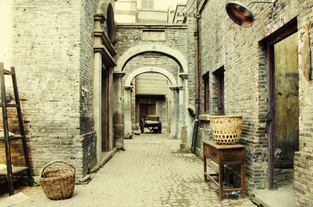 民间故事:张二河低价收了块血玉,锁进了保险柜,睡醒玉却在床头