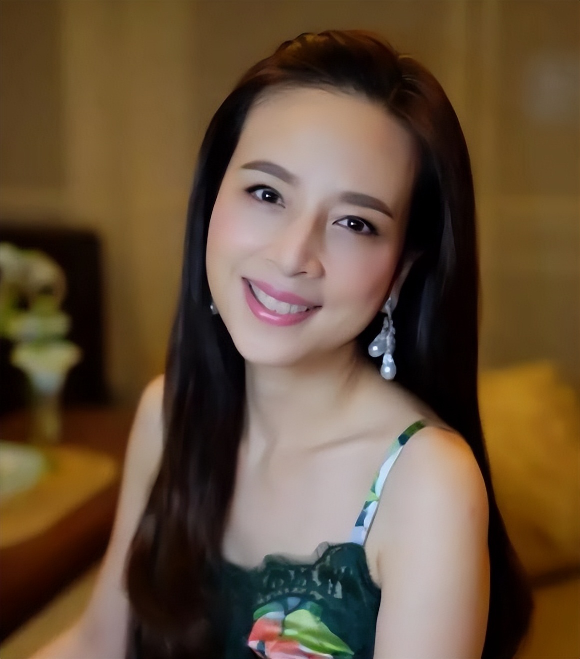 华裔美女伍伦盼有魅力!婉拒泰王示好,离婚10年,二婚嫁给将军