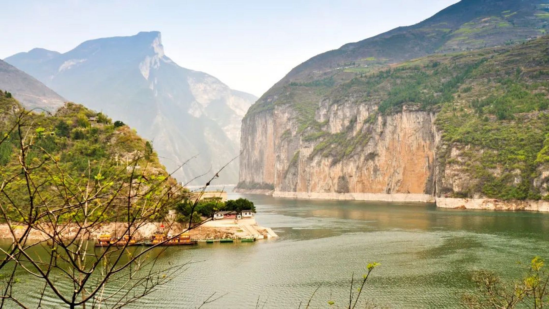 位于重庆市奉节县白帝镇,这里是三峡开始的地方,在瞿塘峡可以饱览长江