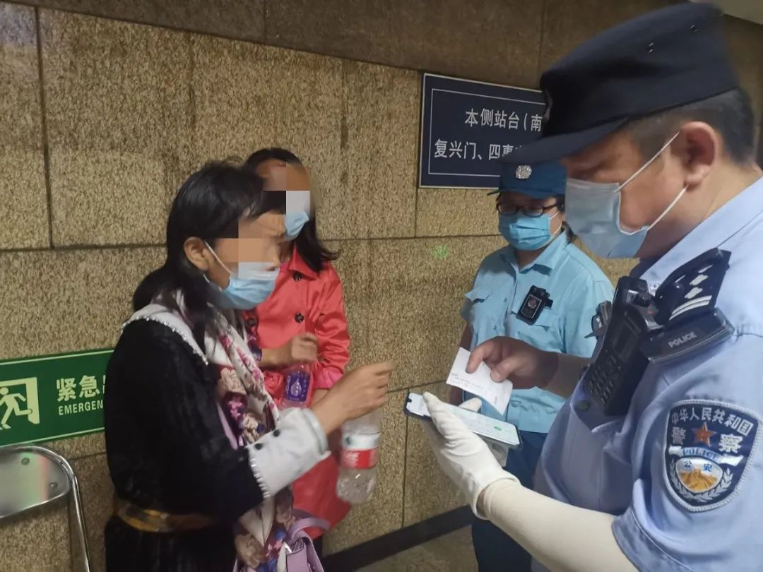 走丢|警察刚帮这对走散的母女团聚,一小时后她们又报警了……