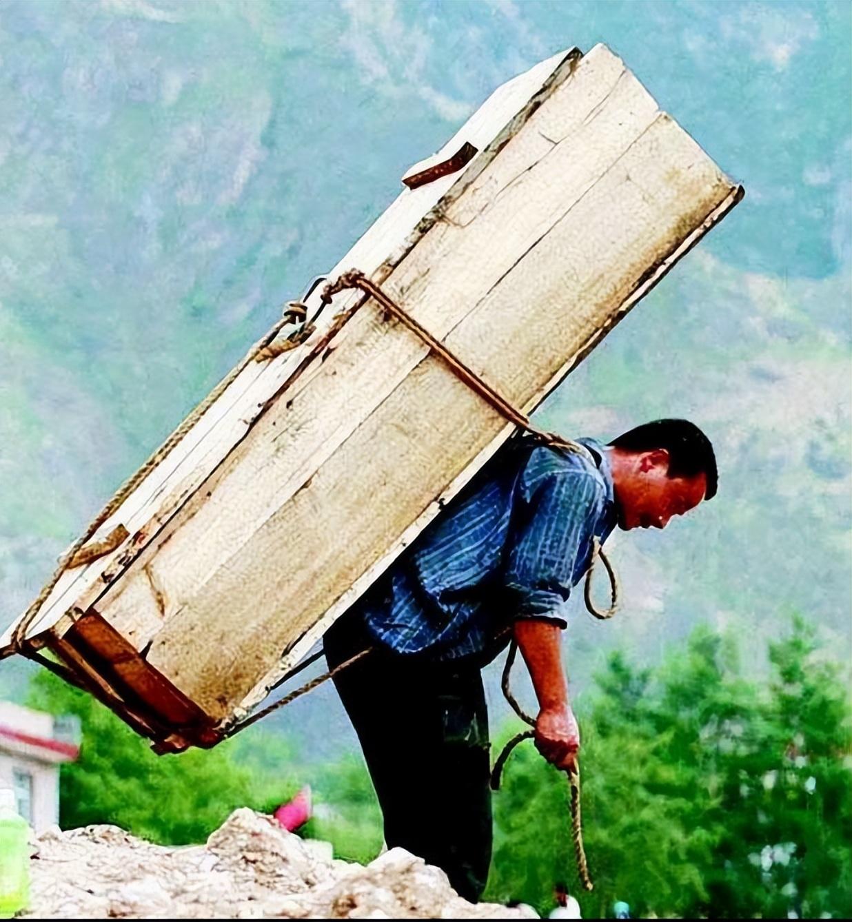 纪实:贵州苗寨背尸人,悬崖背尸,守尸3天不睡觉,技艺即将失传!