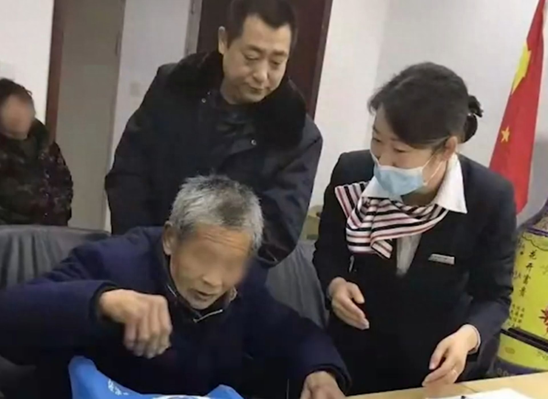 蹒跚老人为寻找亡子存款,走遍邯郸所有银行