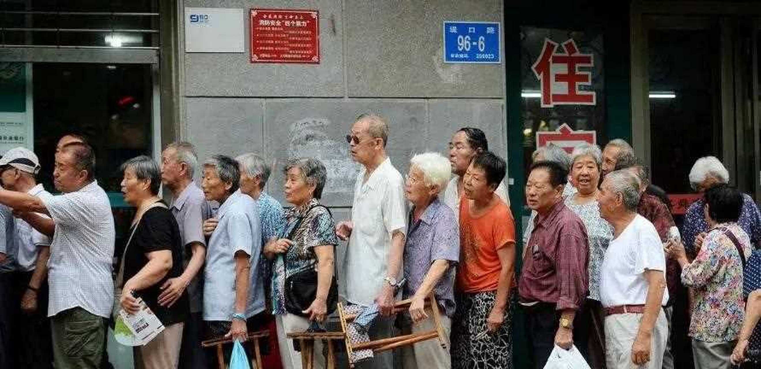 中国大爷大妈有多"野"?去超市抢购百米冲刺,超市员工都傻眼了