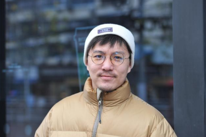 8岁靠三毛爆红,14岁秃顶,为植发挨300多针,如今34岁仍不温不火