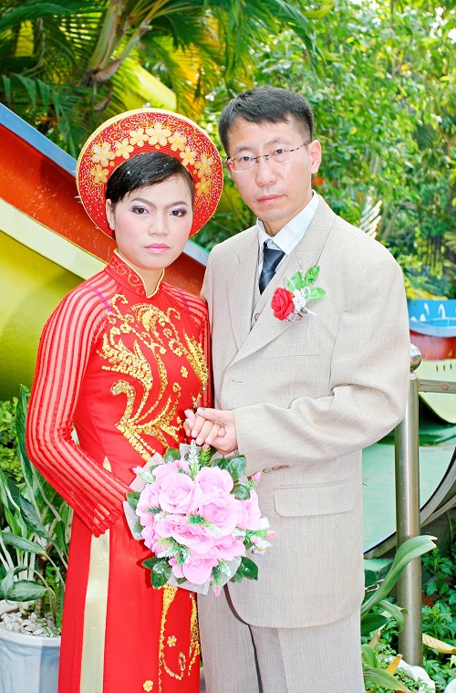 "越南新娘"成产业链?5万块包娶到家,女方父母:跑一个赔一个