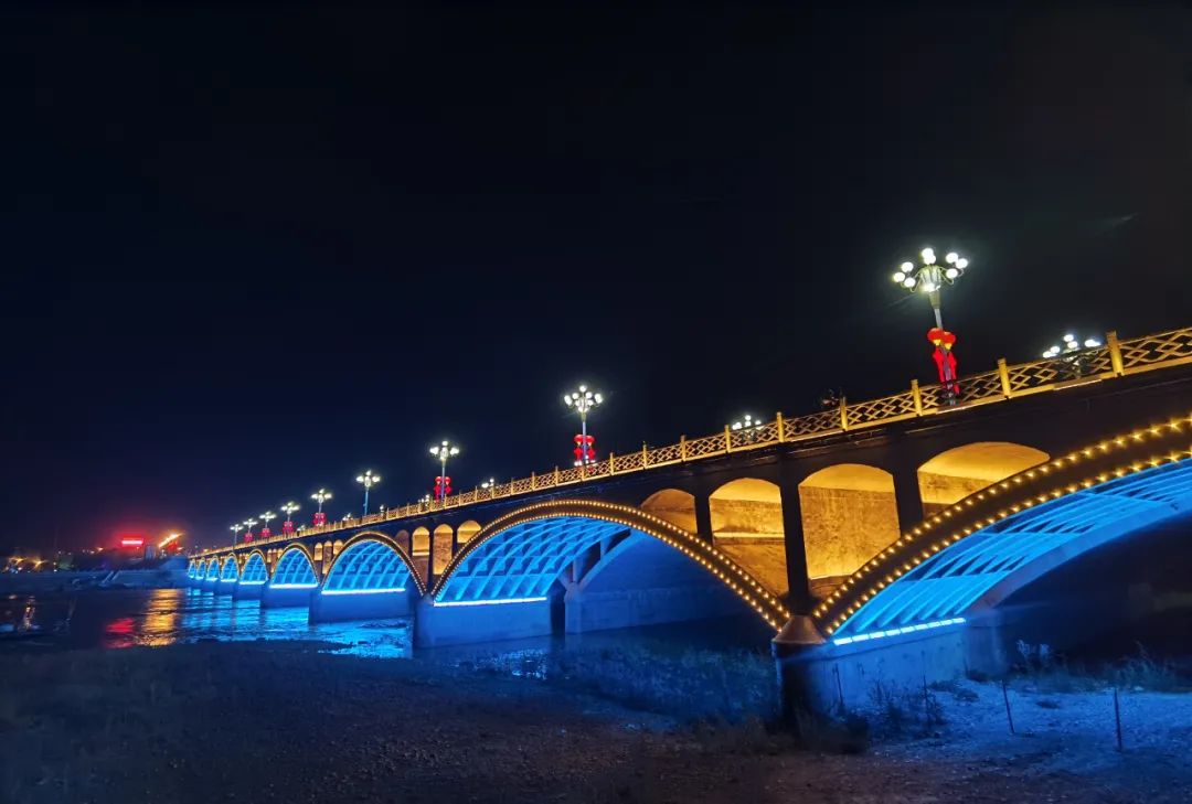 伊犁河夜景图片