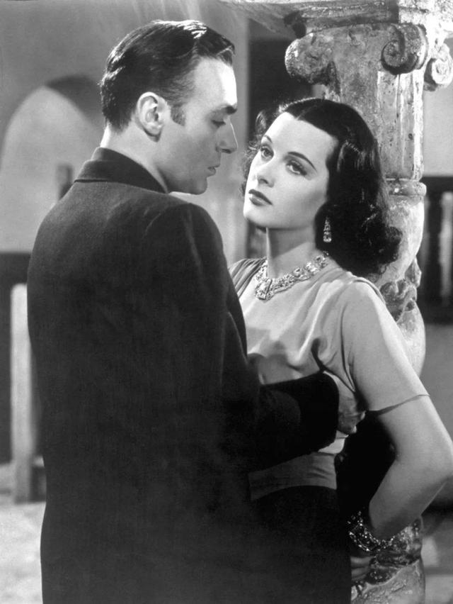 在《神魂颠倒》上映不久之后,一个奥地利叫做曼德尔的军火商在不经意