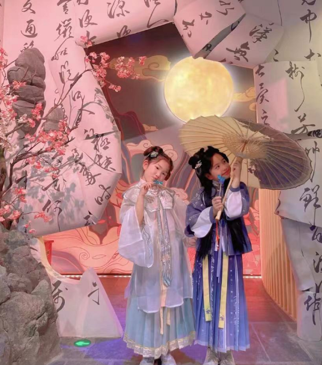 包文婧晒照为女儿庆生,饺子古风装扮似大家闺秀,生日现场好隆重