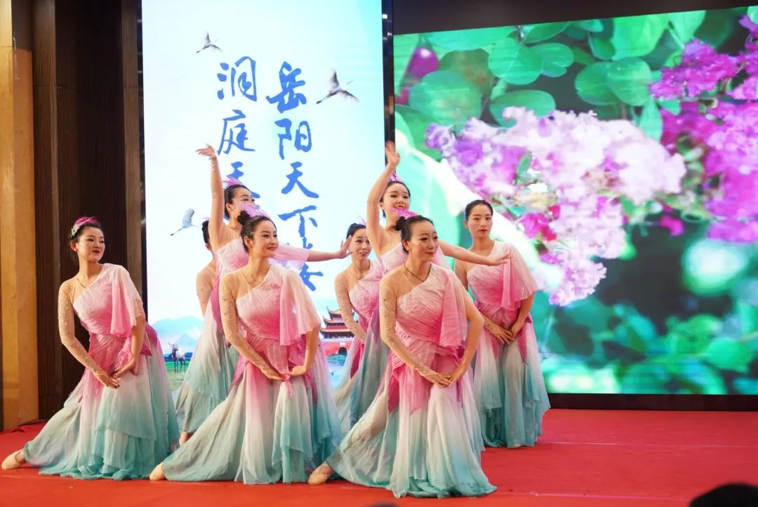 "岳阳号"邮轮启航,百万武汉市民游岳阳