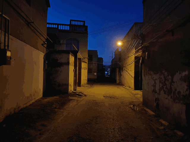 昏黄路灯下的近远景展示(依次开启低,高亮),可以看到相较路灯的昏暗