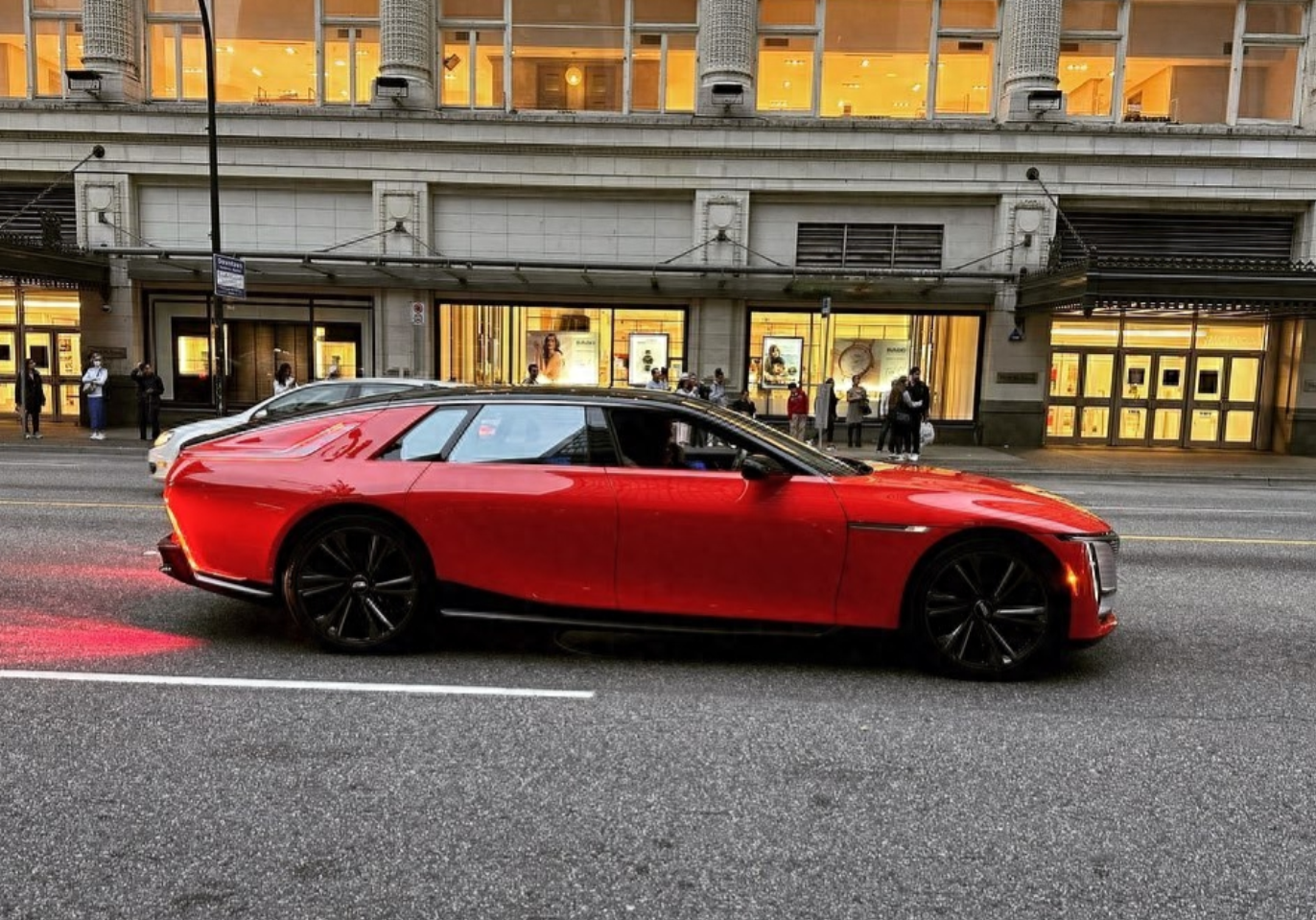 凯迪拉克最贵轿车!折合人民币约244万元 还带"女神"徽标