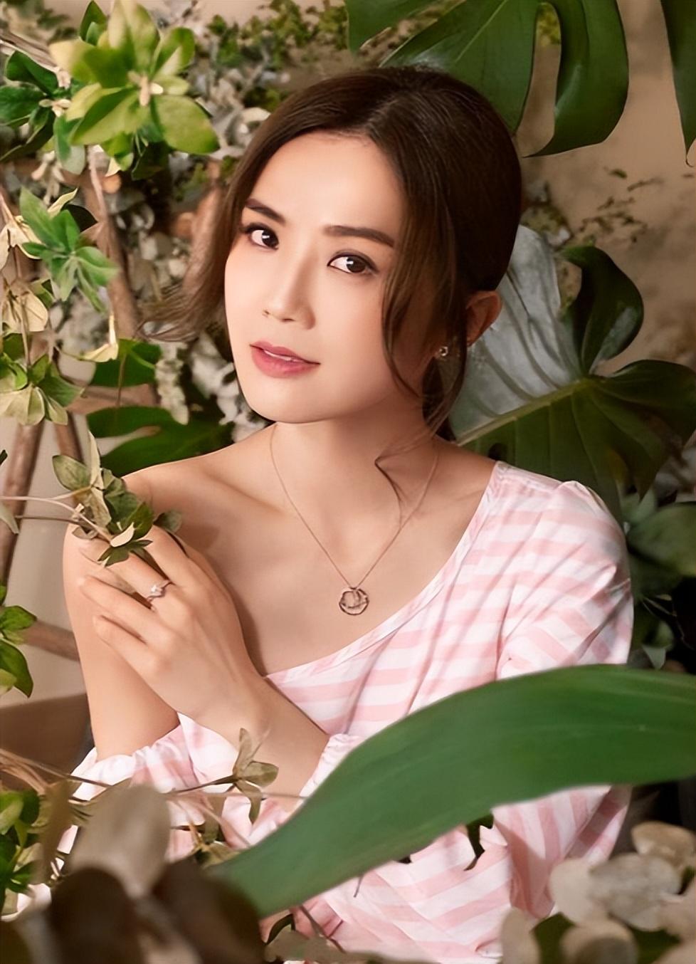 杨颖的介入后彻底与她分手更是连收藏比基尼的变态爱好也懒得隐藏不光