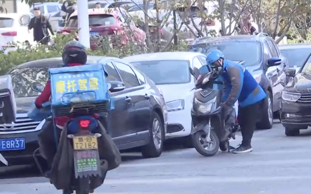 |一外卖小哥竟在电梯里小便，顾客的餐盒就放在脚边……监控视频曝光！