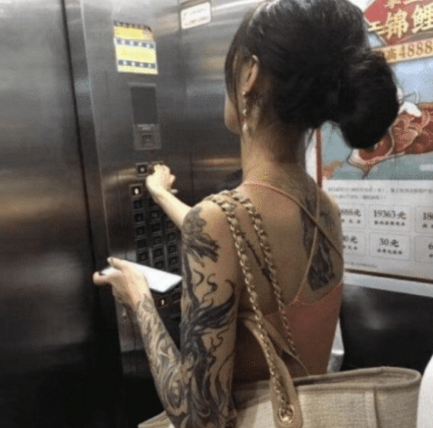 女子整条胳膊都是纹身,看清侧面后,网友们:我被征服了