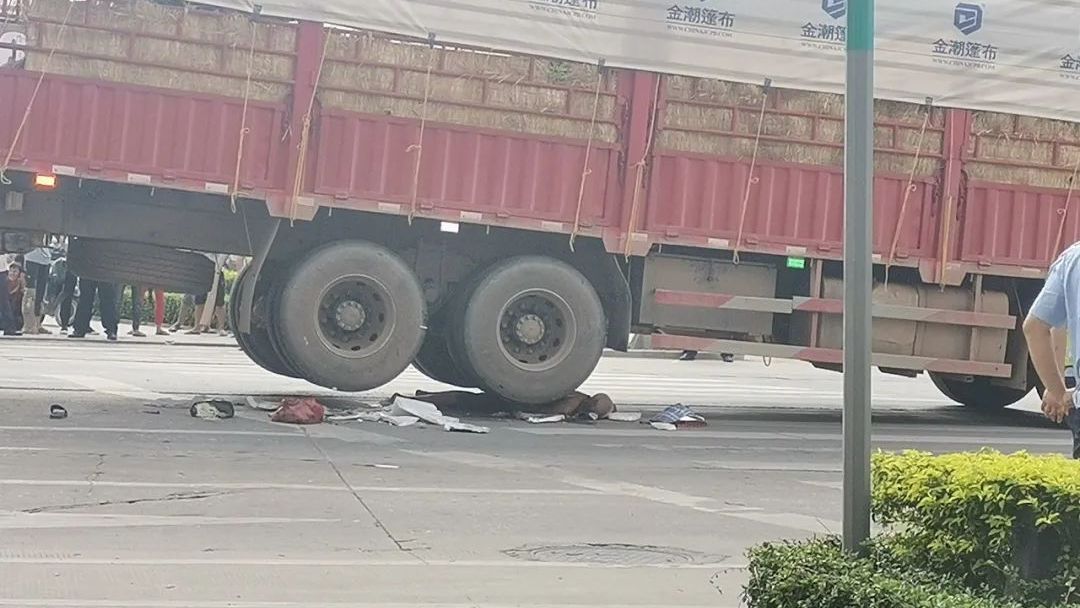 悲剧!广西玉林一老人过马路遭货车碾压,现场惨不忍睹