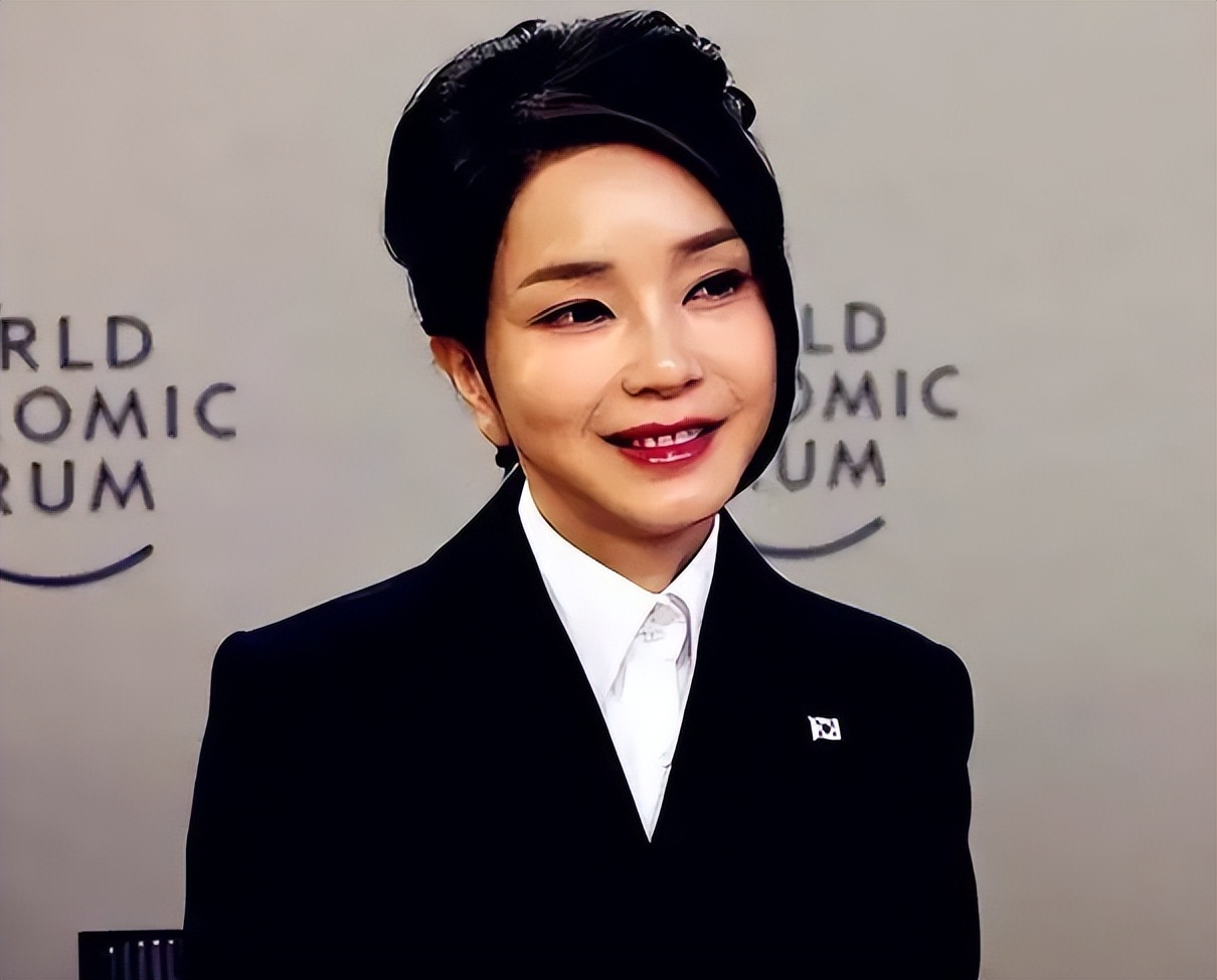 韩国第一夫人近照生图,轮廓僵硬面容显老,离开滤镜素颜淡妆出镜