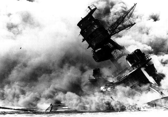 偷袭珍珠港,中途岛战役的老照片,显示二战海上激烈的对抗