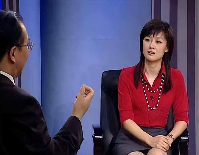 央视主持人李小萌:低调结婚生女,回归家庭带女儿,如今她幸福吗