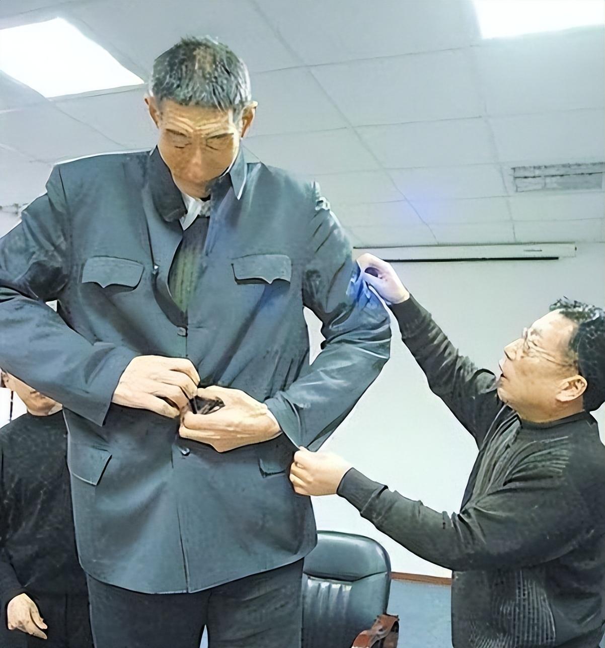 回顾中国巨人鲍喜顺不听医生劝告执意生子现在儿子身高多少