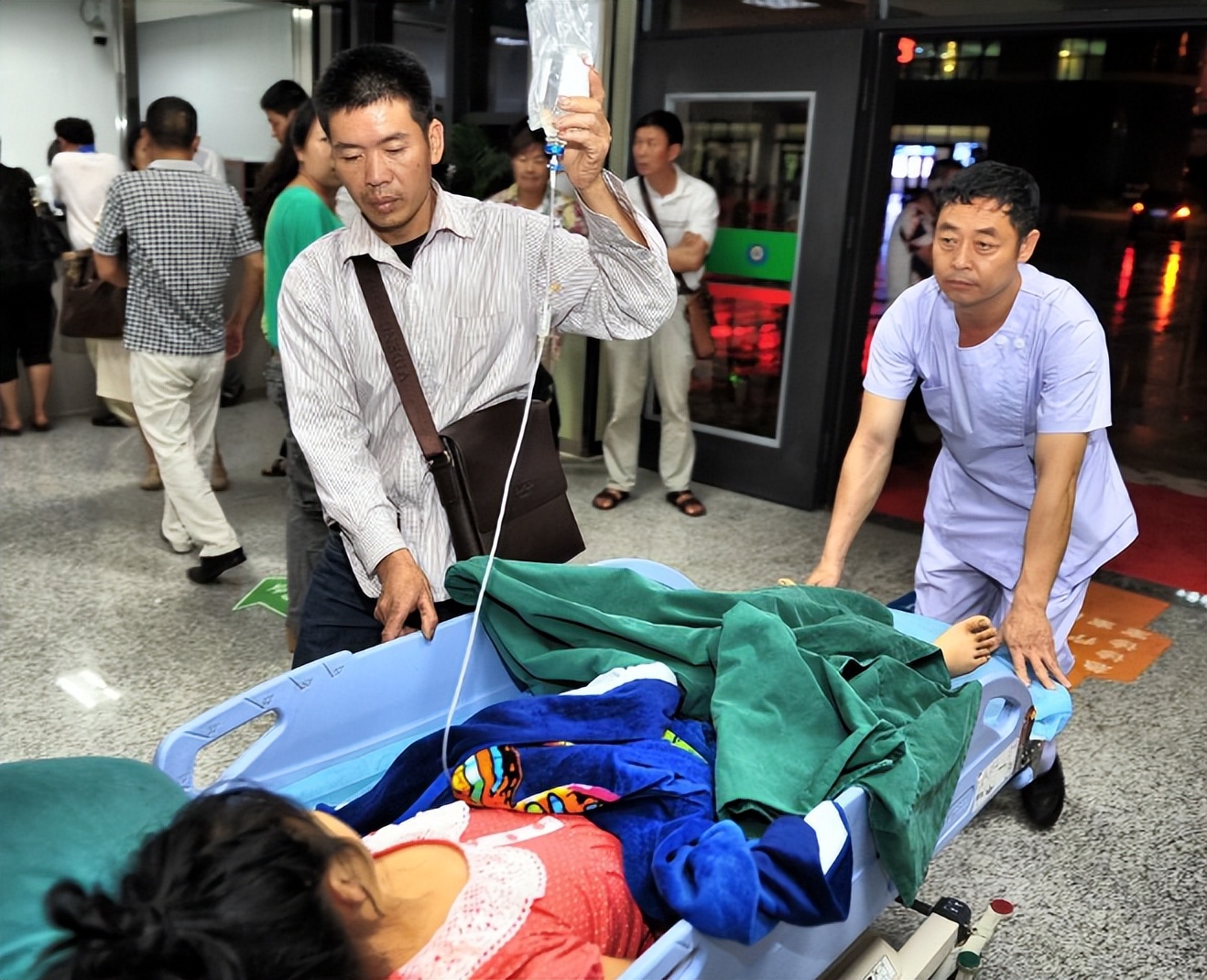 2014年,福建15岁少女吴小婷,喝除草剂18天离世,遗言:爸爸别哭