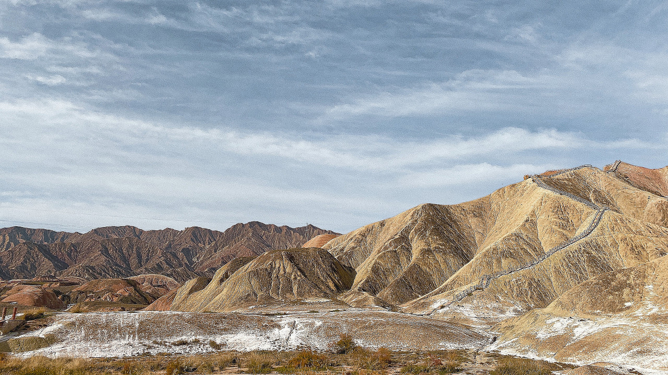 我的旅行日记# 在中国大西北的壮丽风光中,我度过了一段难忘的旅程