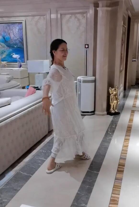 李小璐豪宅内为妈妈庆生,张伟欣跳舞气质优雅,李丹宁唱歌助兴