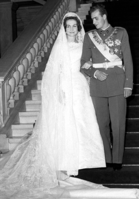 索菲亚王太后与儿子一家四口齐聚,一身宝石蓝西服套装闪耀又贵气