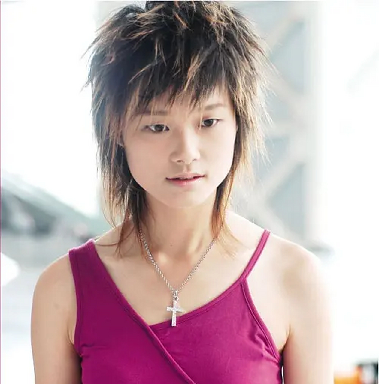 2005年,李宇春获得"超女"冠军,有一次,天娱总裁龙丹妮给她打电话说:"