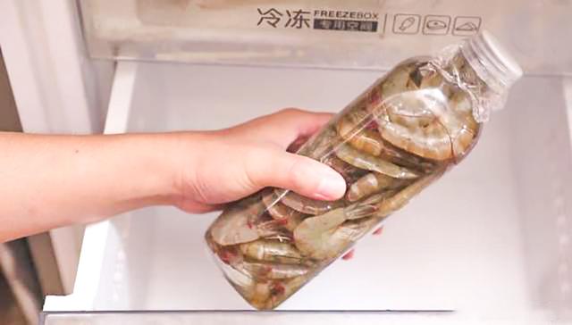 把虾装进塑料瓶里,这作用十个家庭九个都需要,外面花钱买不到