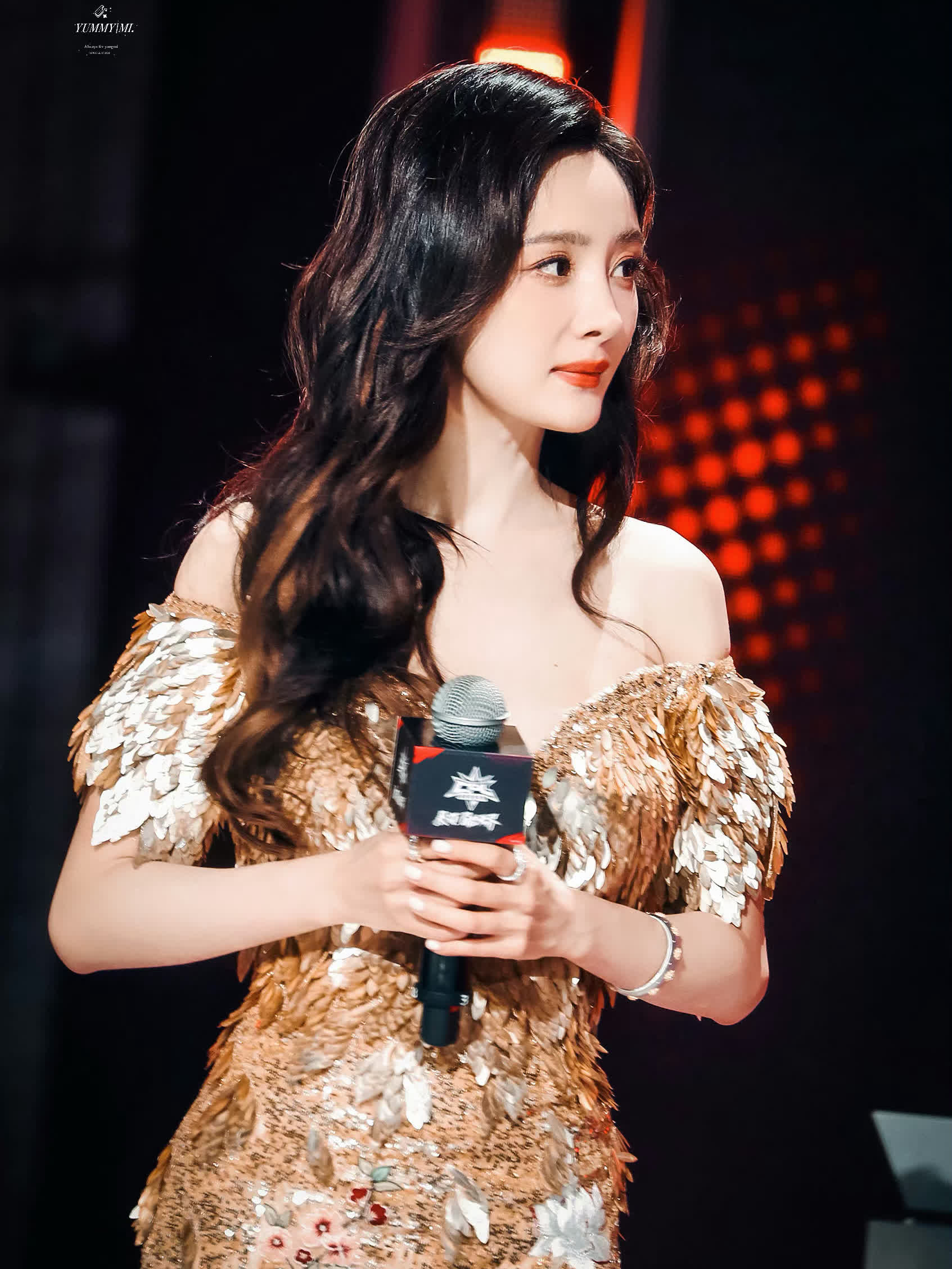 杨幂烈鸟羽翼与荷花国色相得益彰