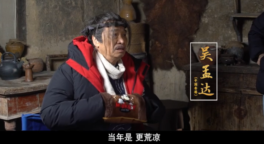 吴孟达蜷缩在狭小的地下室苟且偷安,看着眼前昏暗的环境,他终于意识到