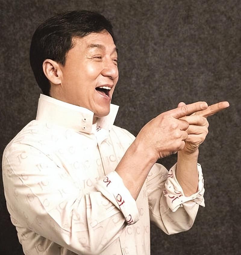 成龙出生在香港,但他祖籍是在安徽.他的父母最初是在法国领事馆工作.