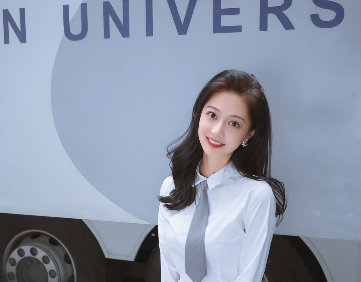 复旦校花成亚运会最美火炬手,颜值与智慧齐飞,曾是国庆领诵员