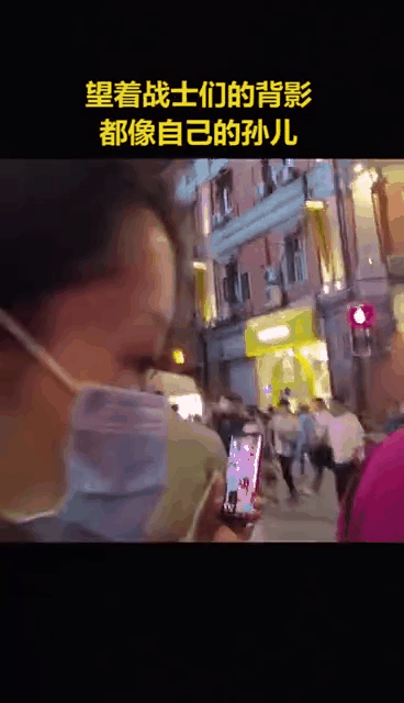 |泪目!兵哥哥瞒着家人回家探亲,见面后妈妈的反应看哭网友