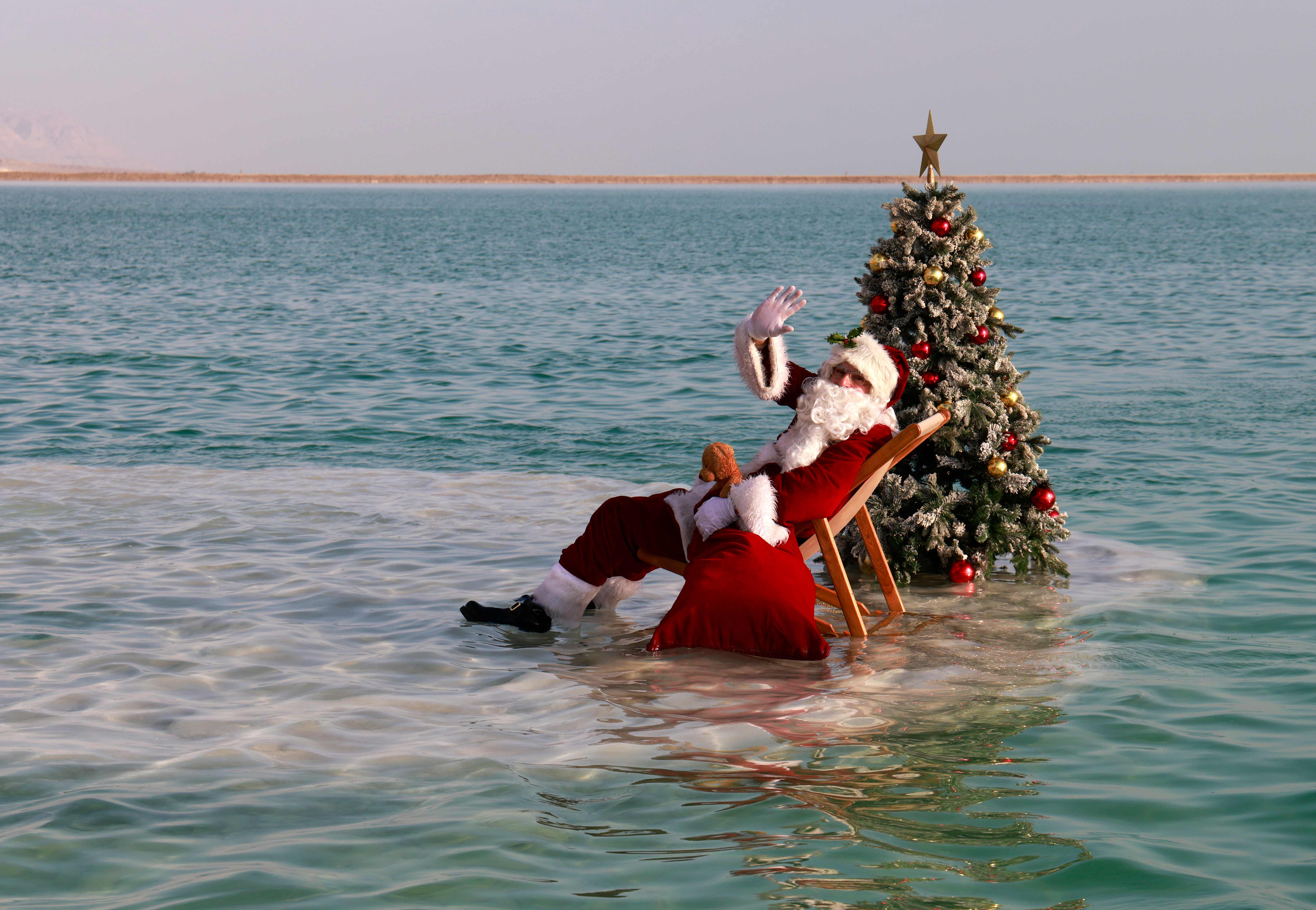 圣诞老人死海游泳促旅游(14)