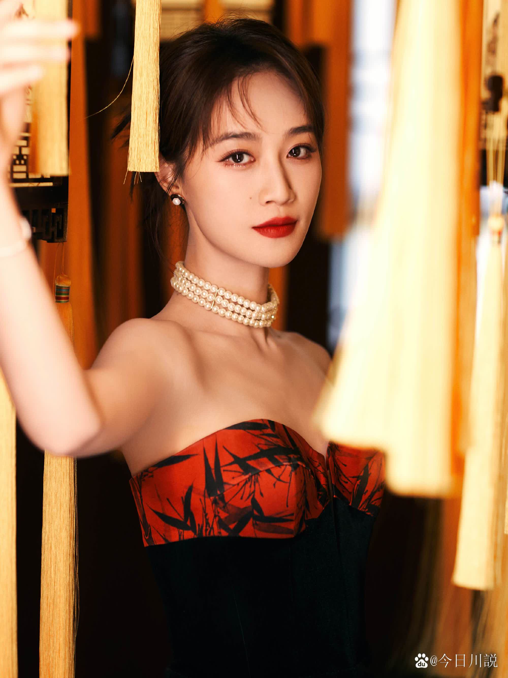 蓝盈莹身着黑天鹅礼服展现完美身材比例