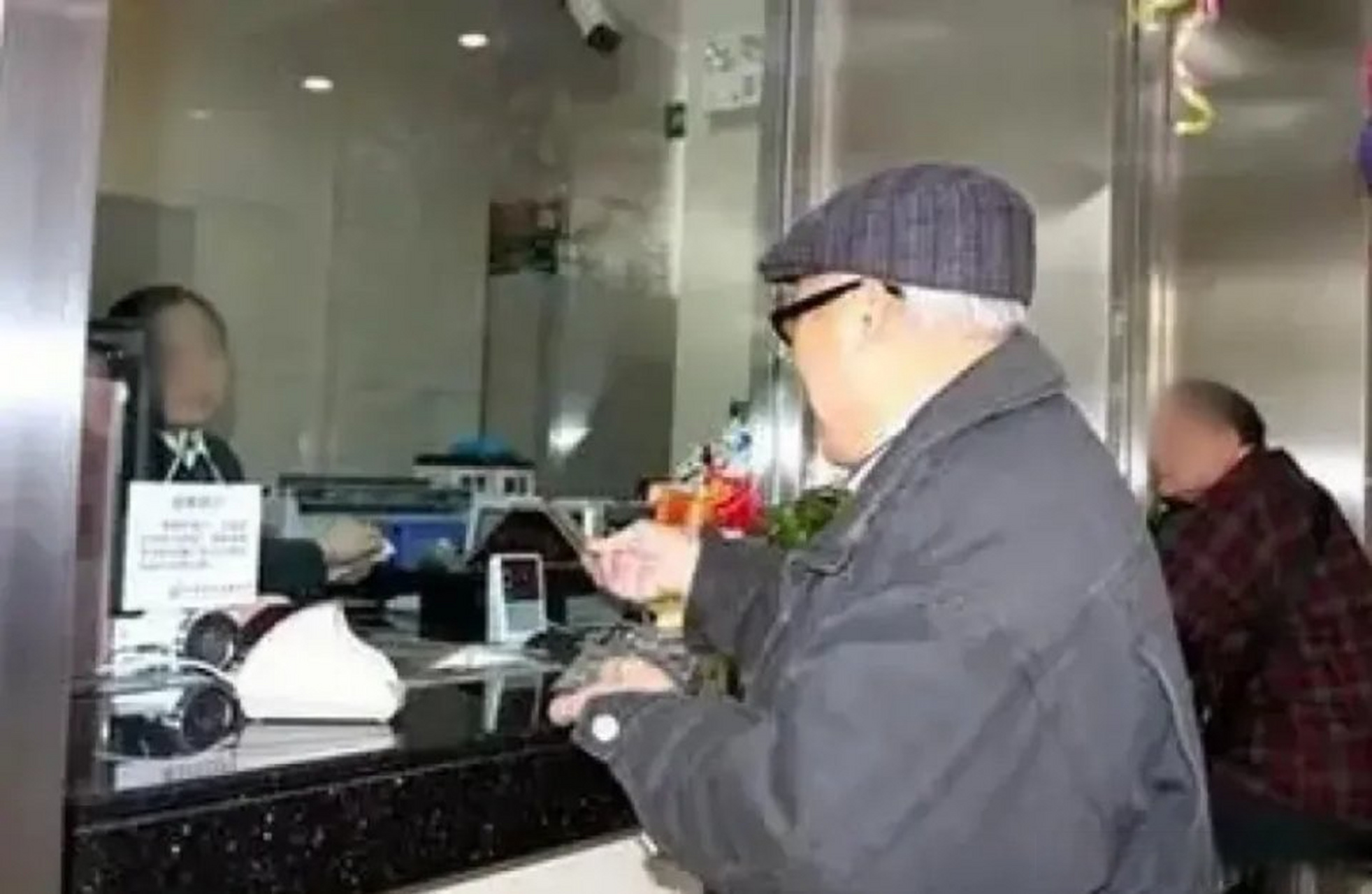 大爷卖房回乡下养老,待不到半年后悔了,麻溜收拾包袱赶回城里!