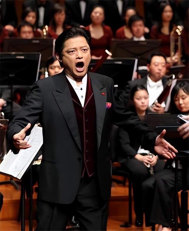 65岁莫华伦再婚后秀蜜月!亲吻现任娇妻王冰冰,两任妻子都是尤物