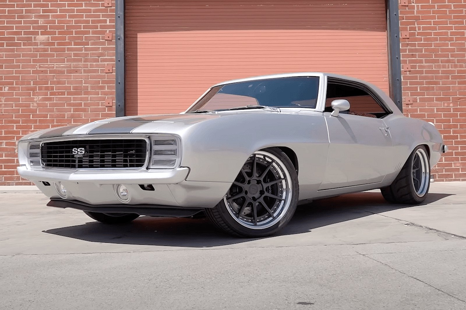 1969 雪佛兰 camaro restmod 配备 850 马力是终极轮胎碎纸机