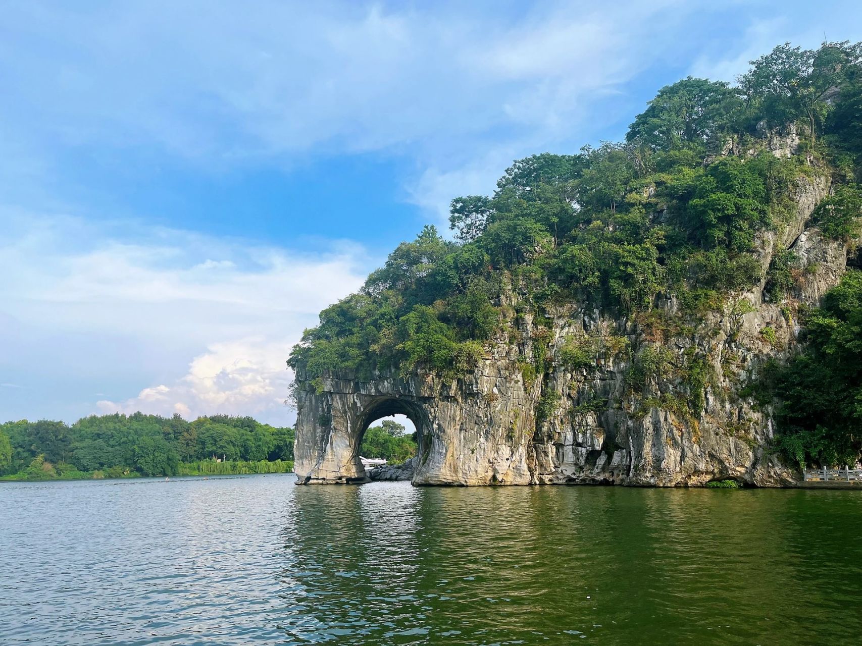 应该先到桂林,坐三星船游漓江去阳朔的