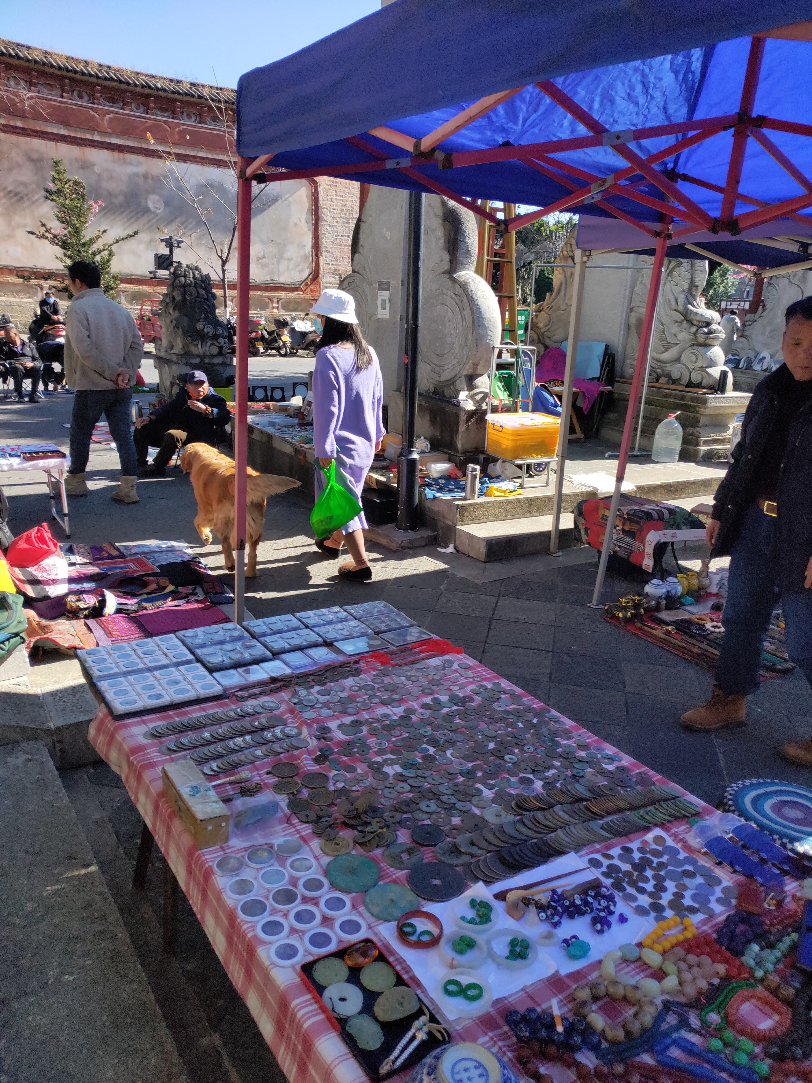 大理古城里藏着世界上唯一的本主武庙,如今已成为古玩市场